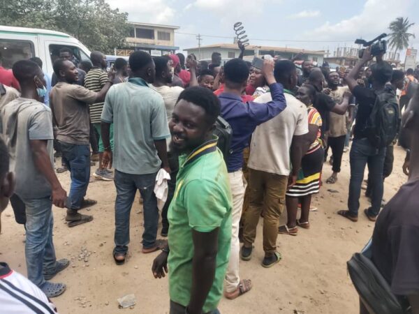 Suame Magazine artisans and residents demonstrate over bad roads ...